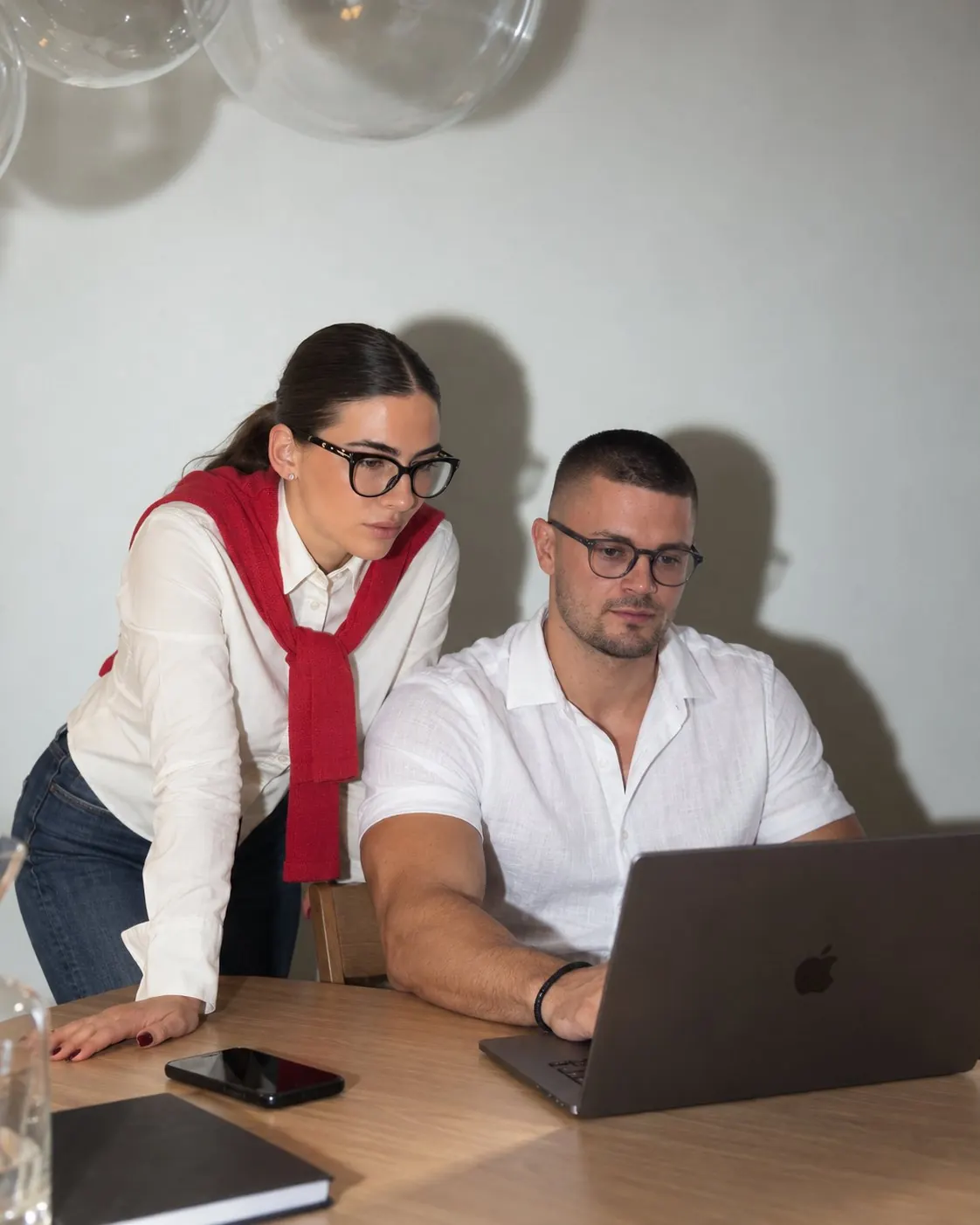 Maria i Aleksa za radnim stolom, gledaju u laptop